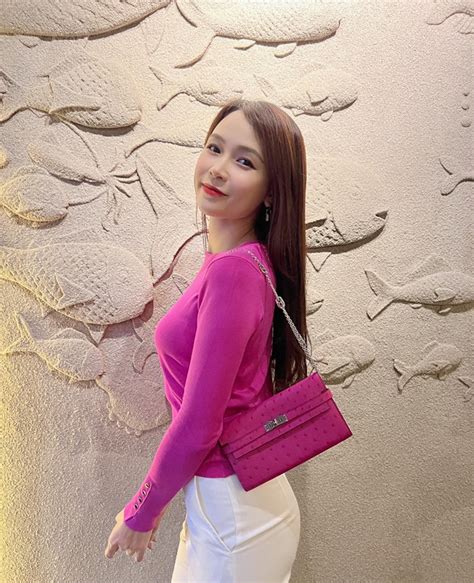 Hot girl Sam công khai người yêu danh tính đàng trai khiến ai cũng bất ngờ