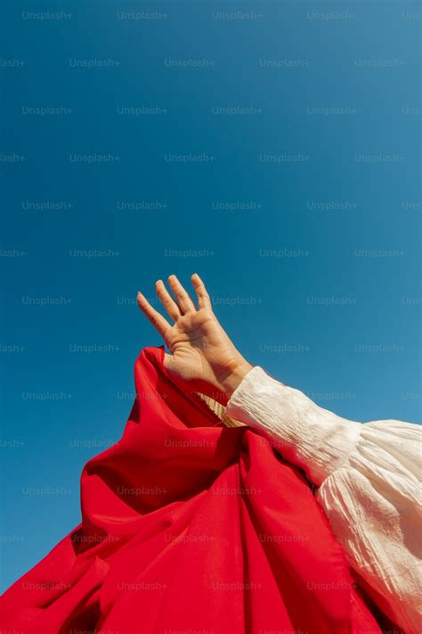Foto Una Mano Que Se Extiende Hacia Un Cielo Azul Rojo Blanco Imagen