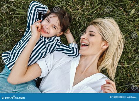 Vue Supérieure De La Femme Blonde Heureuse Souriant Et Jouant Avec Son Petit Enfant Mignon Se