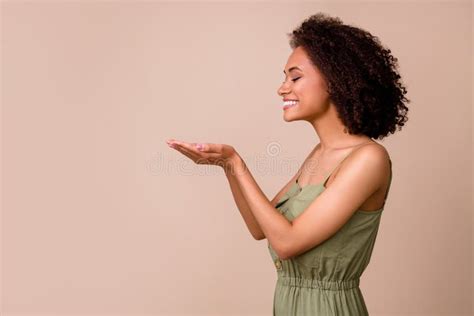 Foto De Perfil De Brunette Linda Jovencita Sostiene Espacio Vacío Usando Caqui Arriba Aislado En