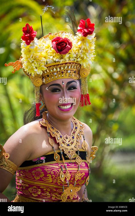 Young Balinesische Mädchen In Tracht Bali Indonesien Stockfotografie Alamy