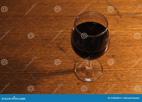 Verre de vin avec l'ombre photo stock. Image du table - 51863824