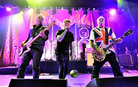 Sex Pistols y Frank Carter posponen gira por América tras fractura de muñeca de Steve Jones La