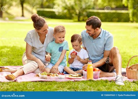 Feliz Familia Haciendo Picnic En El Parque De Verano Imagen De Archivo