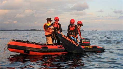 Petugas Gabungan Evakuasi Imigran Rohingya Di Perairan Laut Aceh Foto