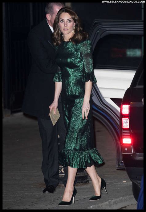 Kate Middleton Posing Hot Babe Paparazzi Beautiful Celebrity Famous