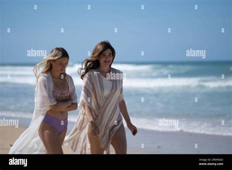 8 Hot Sexy West Duchovny Bikini Pics