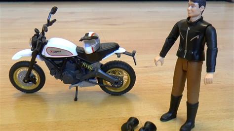 Играем в машинки игрушки внедорожники эвакуатор и мотоцикл и паркуем их ...