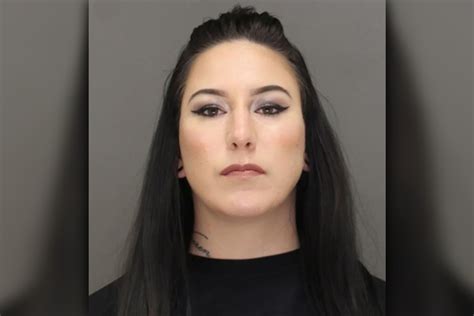 Frau erwürgt Mann während sie Sex haben Dann versteckt sie seinen Kopf und seinen Penis