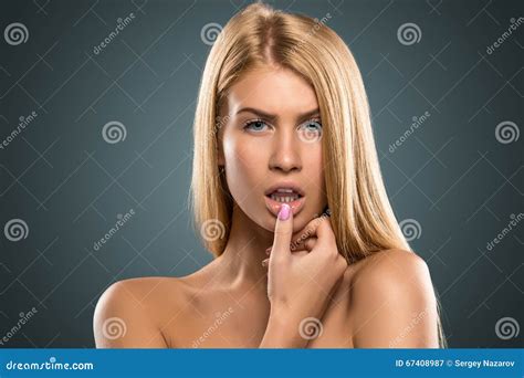 Portret Mooie Blonde Vrouw Met Lang Haar En Blauwe Ogen Stock Afbeelding Image Of Uitziend