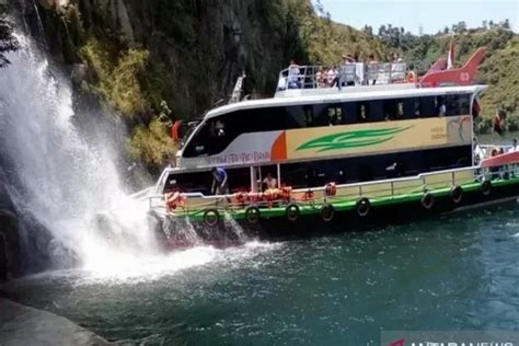 Menikmati Keindahan Danau Toba Naik Kapal Wisata Parapat Indozone Travel