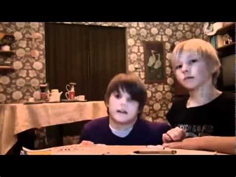 как сдёрнуть скатерть и не уронив со стола посуду. - YouTube