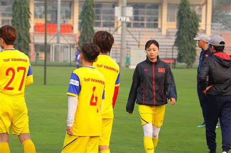 Hot girl Hoàng Thị Loan được HLV Mai Đức Chung chỉ điểm trên sân tập