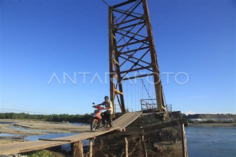 Jembatan Gantung Rusak Parah Antara Foto