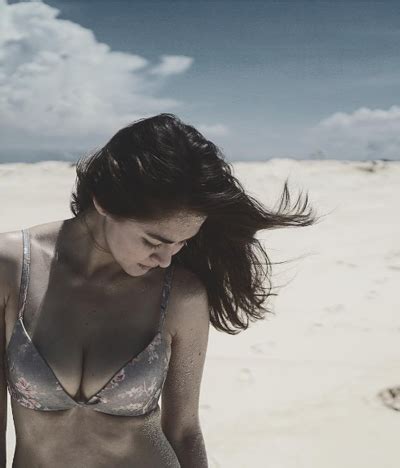 Nữ thần Philippines nóng bỏng trong bộ ảnh bikini do chồng chụp