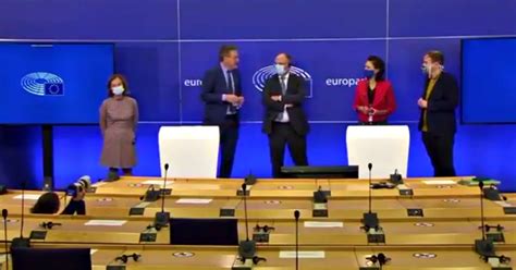 Lui Gay Europarlamentare Di Destra Deride Un Giornalista Coi Colleghi Il Video Il Fatto