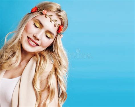 Het Jonge Vrij Blonde Meisje Met Krullend Blond Haar En Weinig Vermindert Het Gelukkige