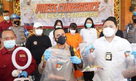 Tertunduk Lesu Selebgram Cantik Live Bugil Dihadirkan Bersama Dildo Dan Baby Oil