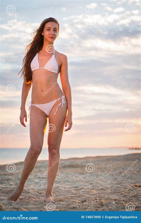 Belle Fille Dans Un Maillot De Bain Sur La Plage Photo Stock Image Du Bikini Seaside 74857890