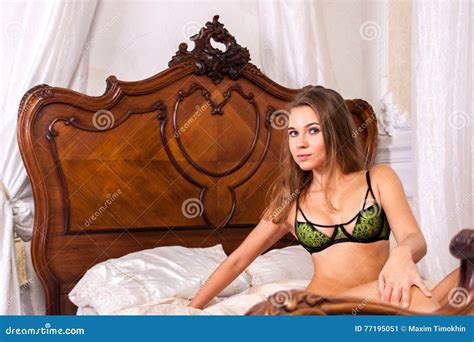 Femme Dans La Lingerie Posant Sur Un Lit Image Stock Image Du Filles Visage