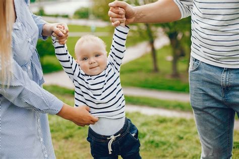 Une Jeune Et Belle M Re Blonde Dans Une Robe Bleue Avec Son Bel Homme Photo Gratuite