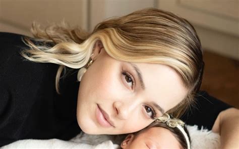 Mariana Rodríguez resplandece con look nude en el primer mes de Mariel