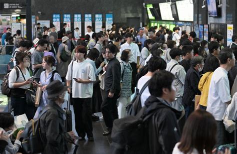 大混乱のjr京都駅 不審物は衣類 一時運転見合わせ85万人影響 毎日新聞