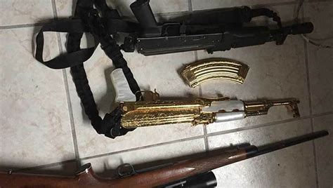 El Ejército Mexicano Decomisa Un Fusil Ak 47 Bañado En Oro