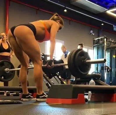 Influencer demuestra machismo en el gimnasio la regañan por usar bikini