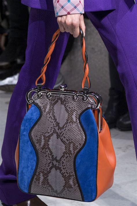 Модные сумки: фото лучших моделей показов Недели моды в Милане | Vogue ...