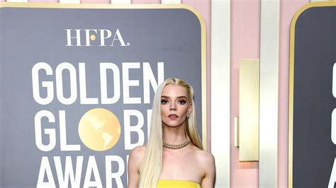 Anya Taylor Joy Brilla Con Look Amarillo De Dior En Los Golden Globes