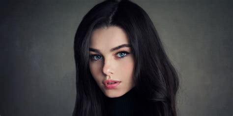 Brunette Aux Yeux Bleus Rencontres En Ligne Et Relations LadaDate