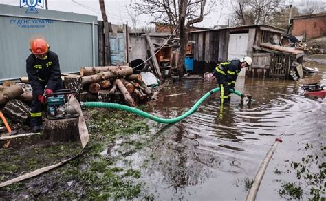 Потоп на Київщині: рятувальники показали, як відкачують воду та ...
