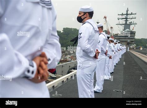 210519 N Li114 1069 Yokosuka Japan May 19 2021 Sailors Man The