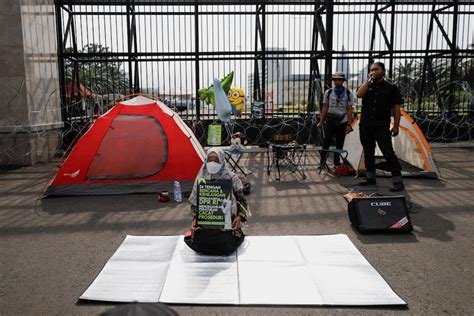 U S Closely Monitoring Indonesia S Law Banning Sex Outside Marriage Reuters