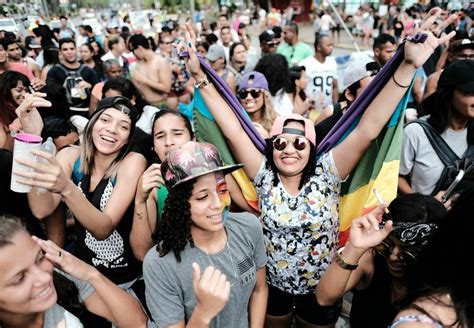 Contra O Preconceito E A Cura Gay Grupos Lgbt Realizam Marcha Na Orla De Macei Marechal