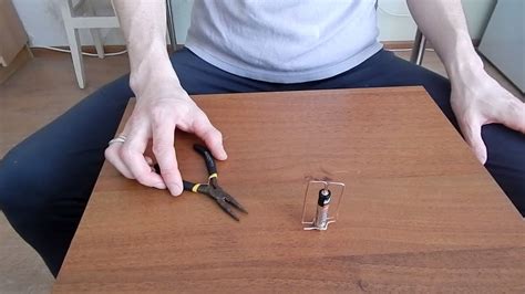 простейший электродвигатель из батарейки и магнита - YouTube