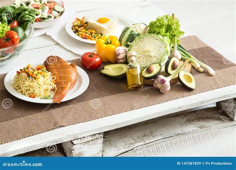 Alimento Saud Vel Org Nico Na Mesa De Jantar Imagem De Stock Imagem