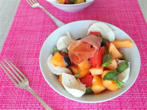 Salade d'été au melon, pastèque, mozzarella et jambon Serrano - Recette ...
