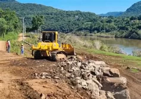 Obras da estrada de acesso para balsa que será instalada no Rio Taquari