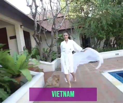 Trần Thanh Tâm diện áo choàng tắm trong phần thi bikini Saostar vn