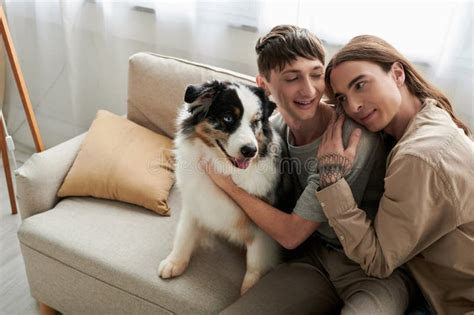 Hombre Gay Tatuado Y De Cabello Largo Imagen de archivo Imagen de género socios 277448255