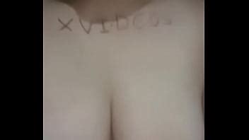 A La Traviesa Novia Desi Le Encanta Cuando La Ves Jugar Con Sus Grandes Tetas Xvideos