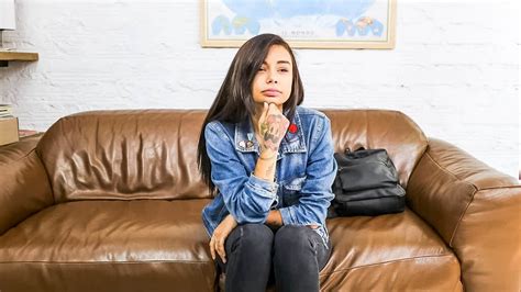 Latina morena tatuada la audición la pone cachonda para la gran polla del productor michel