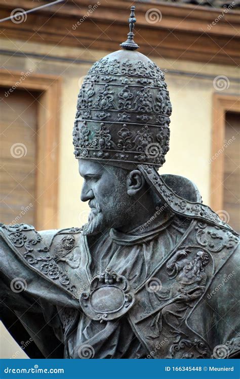 Bronze Statue of Pope Paul V Editorial Stock Photo - Image of historic, cloud: 166345448