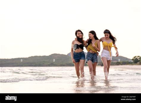 Happy Teenage Girl Wearing Bikini Stockfotos Und Bilder Kaufen Alamy