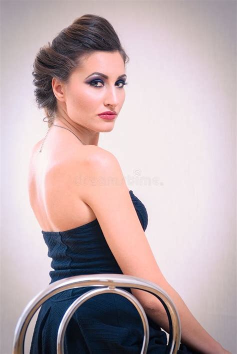 Femme Blonde Attirante Avec Les Cheveux Et Le Shoulde En Queue De Poisson De Tresse Image Stock