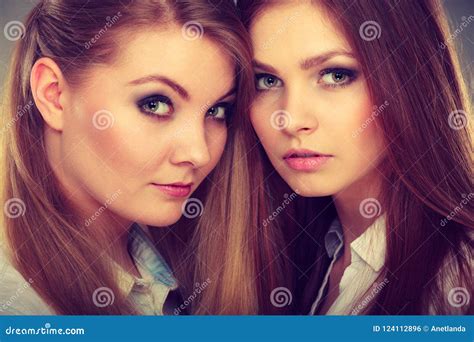 Twee Mooie Vrouwen Blonde En Het Donkerbruine Stellen Stock Foto Image Of Haar Vrouwen