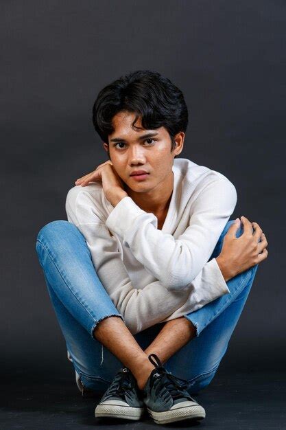 Captura de estúdio do jovem asiático lgbtq glamour gay feliz bonito bissexual homossexual modelo