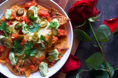 Überbackene Nachos mit Salsa und Guacamole snackdenbitchelor